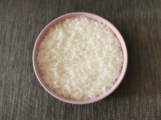 4、糯米紫薯糕,糯米饭取出备用