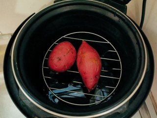 5、糯米紫薯糕,紫薯清洗干净放入压力锅蒸熟