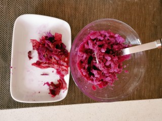 6、糯米紫薯糕,紫薯蒸熟取出去皮，碾压成泥。