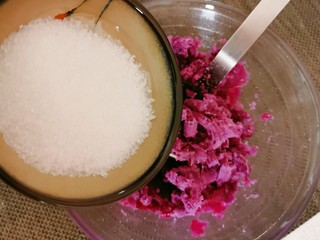 7、糯米紫薯糕,放入白糖。 