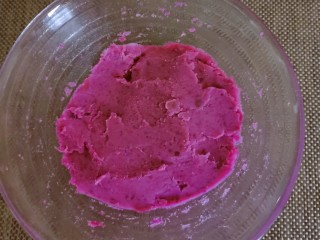 9、糯米紫薯糕,搅拌成细腻的紫薯泥。