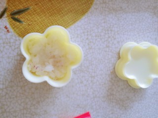 11、糯米紫薯糕,先放一层糯米饭。