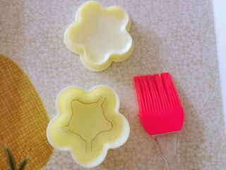 10、糯米紫薯糕,取出蒸糕模具 刷一层食用油。