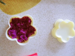 12、糯米紫薯糕,放入一层紫薯泥。