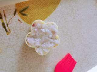 13、糯米紫薯糕,再放入一层糯米饭，用盖子压一下。