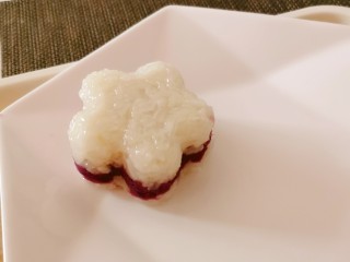 14、糯米紫薯糕,倒扣脱模。