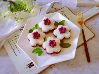 16、糯米紫薯糕,加放清香的薄荷叶装饰，香甜软糯的紫薯糯米糕，一起品尝吧。