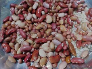 1、补血红豆粥,把红豆、糯米、红扁豆用清水浸泡24小时