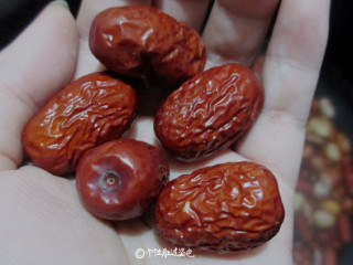 4、补血红豆粥,最后加入一把红枣，开启电饭煲煮粥模式