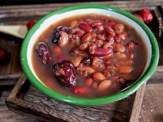 6、补血红豆粥,吃上一碗红糖红豆粥，补气血，配上一碟小菜，营养美味！