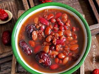 7、补血红豆粥,喝些红豆汤，对于水肿有着非常好的食疗功效，水肿消除了，体重自然就下来了 ~  