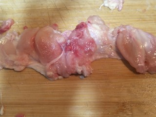 2、日式炸鸡块,把骨头去掉把肉扒下来。