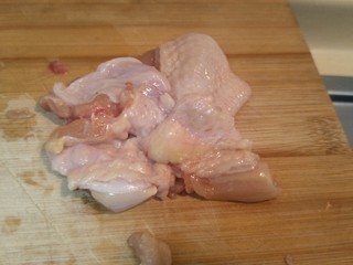 3、日式炸鸡块,鸡皮要保留哦，鸡皮炸出才是最好吃的部分呢。