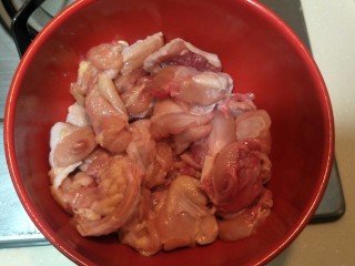 4、日式炸鸡块,鸡块要切成两到三尺宽度的大小，这样炸出来才好吃。