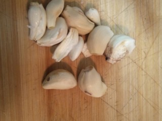 5、日式炸鸡块,切半个大蒜头，我比较喜欢吃蒜味，所以多切了一点。