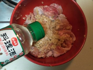 8、日式炸鸡块,放料酒四勺。