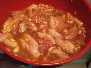 11、日式炸鸡块,用手抓均匀后盖保鲜膜冰箱冷藏室腌制一晚上。