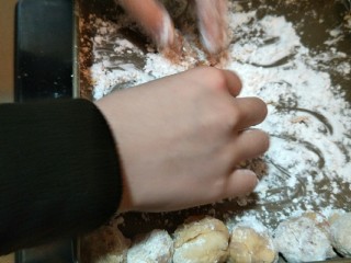 13、日式炸鸡块,把鸡肉拍上薄薄的一层淀粉，