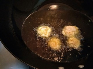 15、日式炸鸡块,把鸡肉放进去先一分钟不要动，不然面衣会散掉。