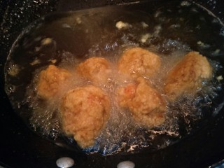 16、日式炸鸡块,再炸4分钟。炸到表面金黄，要翻动，使几会上色更均匀哦。