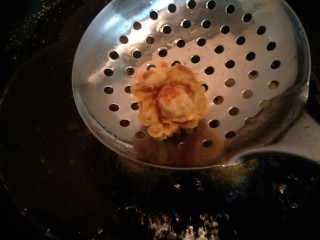 17、日式炸鸡块,炸到这样。鸡会变得脆脆的金黄色就可捞出啦。 