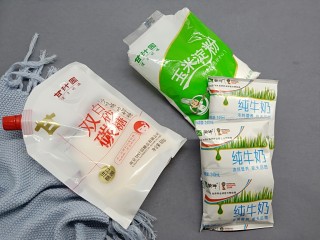 1、网红甜品【脆皮炸鲜奶】,原材料非常简单,平时就喜欢用甘汁园的双碳白砂糖做点心或者菜肴,不腻口。