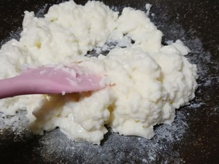 5、网红甜品【脆皮炸鲜奶】,搅拌至粘稠就可以。