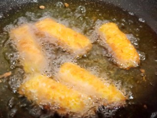 11、网红甜品【脆皮炸鲜奶】,锅里放多一些油,油温七成热下锅炸制金黄酥脆即可(油要选气味小的,像玉米油葵花籽油之类、这种炸鲜奶不用复炸,一次性炸到位就行)