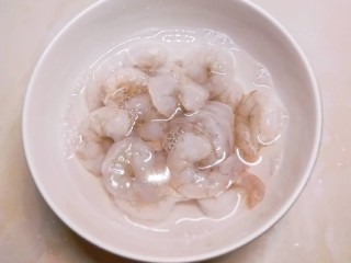 2、油菜炒虾仁,虾仁挑出虾线清洗干净备用