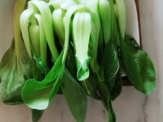 3、油菜炒虾仁,油菜择去老叶