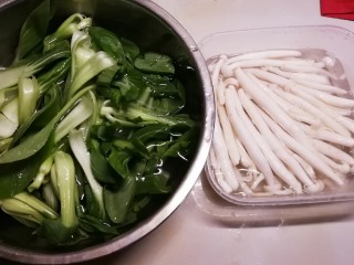 4、油菜炒虾仁,油菜清洗干净  白玉菇去根部 清洗干净