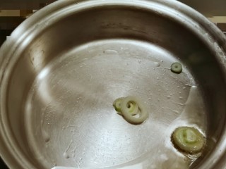 7、油菜炒虾仁,起油锅 放入葱片 炒香