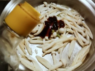 9、油菜炒虾仁,放入蚝油