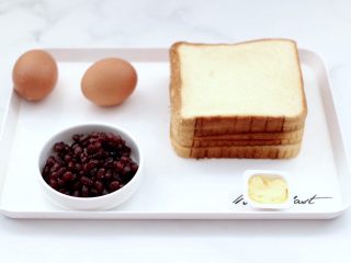1、鸡蛋蜜豆热压三明治,首先备齐所有的食材，黄油提前拿出来室温软化。