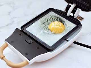 3、鸡蛋蜜豆热压三明治,打散一枚鸡蛋。