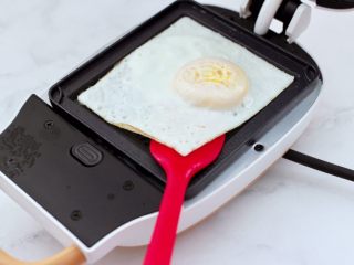5、鸡蛋蜜豆热压三明治,把煎好的鸡蛋取出，把另外一枚鸡蛋也煎好备用。