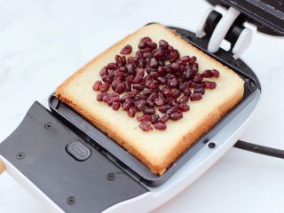 7、鸡蛋蜜豆热压三明治,上面铺上20克蜜豆。