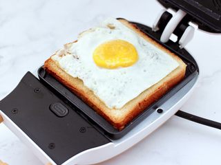 8、鸡蛋蜜豆热压三明治,再把煎好的鸡蛋码放在上面。