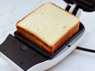 9、鸡蛋蜜豆热压三明治,上面再盖上一片吐司。