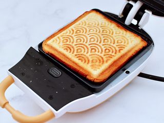 11、鸡蛋蜜豆热压三明治,3分钟后美腻好吃的鸡蛋蜜豆热压三明治就做好了。