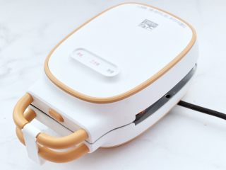 10、鸡蛋蜜豆热压三明治,盖上盖子热压3分钟。