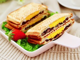 13、鸡蛋蜜豆热压三明治,香脆可口又甜甜糯糯，好吃到爆。