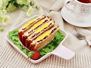 14、鸡蛋蜜豆热压三明治,搭配上咖啡或是喜欢的茶都是棒棒滴。