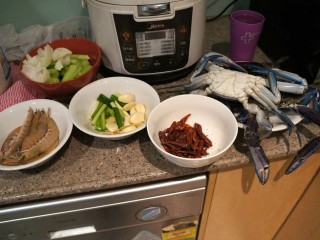 1、干锅香辣蟹,葱切段,大蒜剥皮,生姜切片,虾蟹洗净,洋葱西芹切好,干辣椒花椒待用