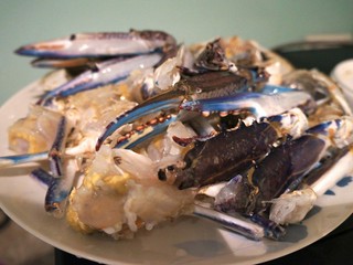 2、干锅香辣蟹,螃蟹洗好处理好,拿掉腮和肠子,切成块状,蟹钳子用锤子轻轻敲开裂,以便入味,(螃蟹要洗净切,切后不要再用水冲洗)