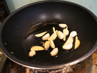 3、干锅香辣蟹,油锅加热,多放油,放入姜片蒜,炒出香味