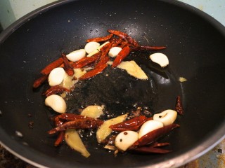 4、干锅香辣蟹,放入干辣椒花椒,炒出香味