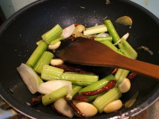 5、干锅香辣蟹,放入芹菜洋葱
