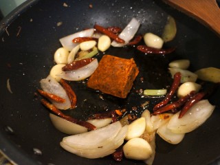 6、干锅香辣蟹,芹菜炒到变色,用筷子夹出后放入火锅底料(如果芹菜不夹出,后面放螃蟹的时候影响受热,而且芹菜太软太烂也不好吃)