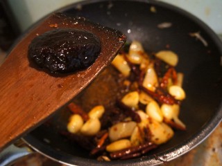 7、干锅香辣蟹,加入一大勺海鲜酱,加入少许的海鲜酱油